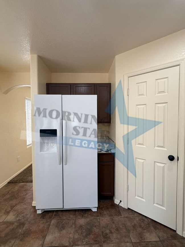 Building Photo - Inviting 3 bedroom 2.5 bath waiting to be ...