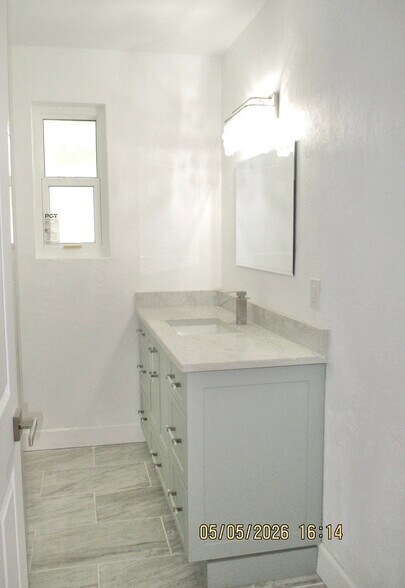 Building Photo - 921 Daytona Ave