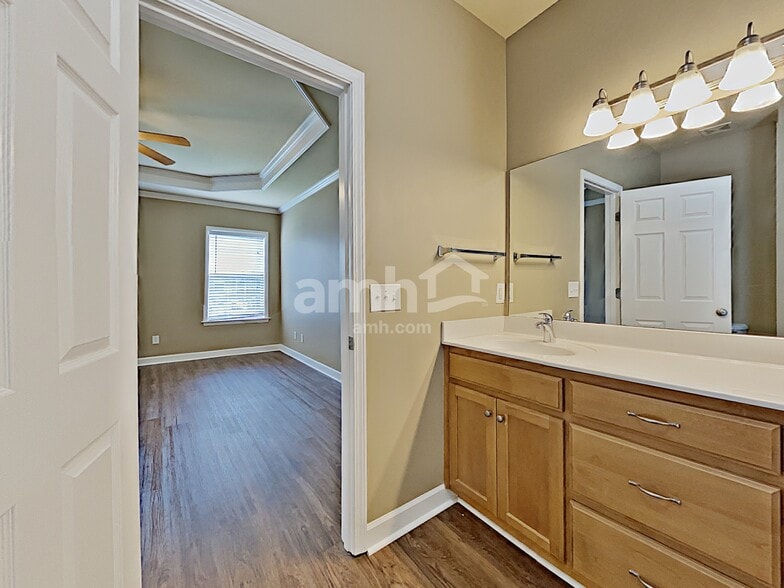 Building Photo - 1017 Aenon Cir