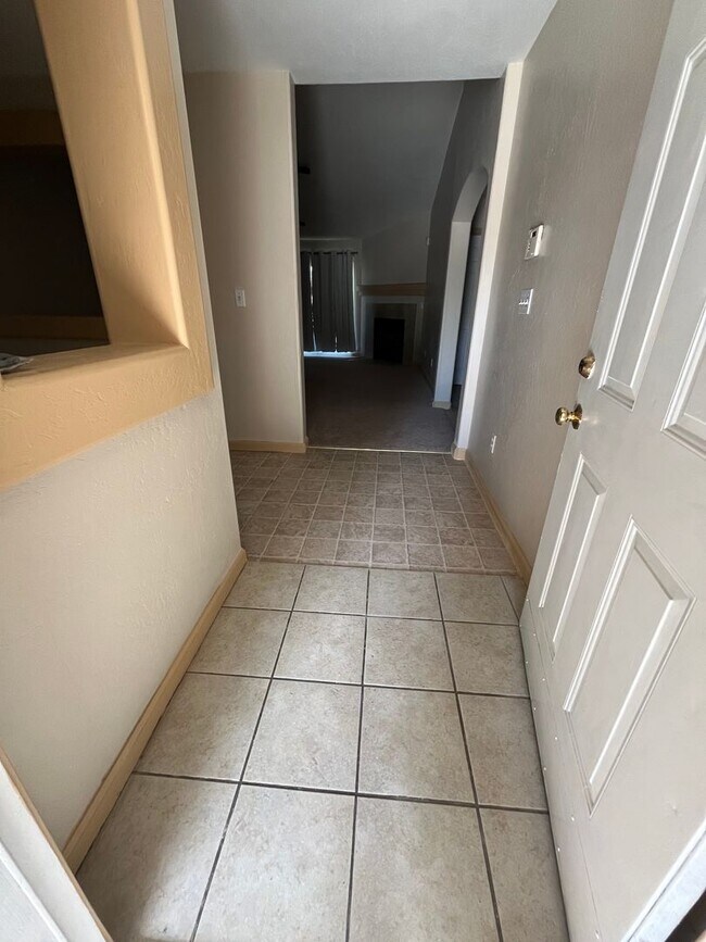 Building Photo - Charming home for rent in Visalia