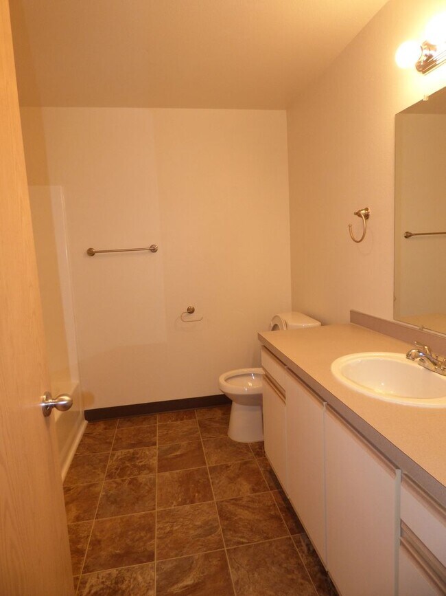 Building Photo - Rent Special: 1/2 Off June's Rent!! 1 bedroom 1 bath second level unit!