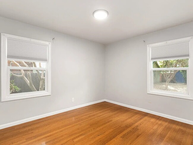 Building Photo - Welcome to this charming 2-bedroom