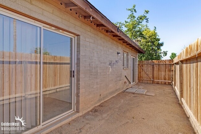 Building Photo - Beautiful 2Bdm 1Ba Apartment with Private ...