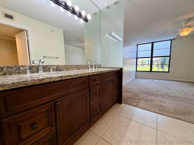 Building Photo - 6 Royal Palm Way