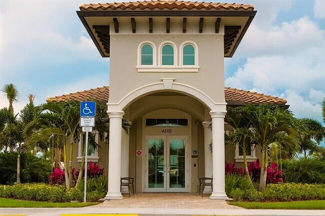 Building Photo - 4200 Hillcrest Dr