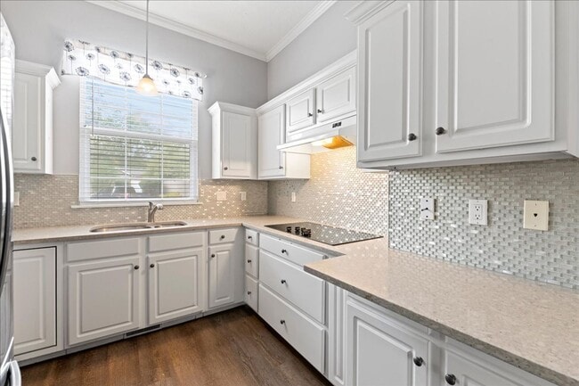 Building Photo - 2 Bedroom 2 Bathroom townhome in Southeast...