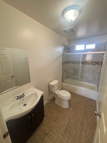 Building Photo - 829 E 84th St