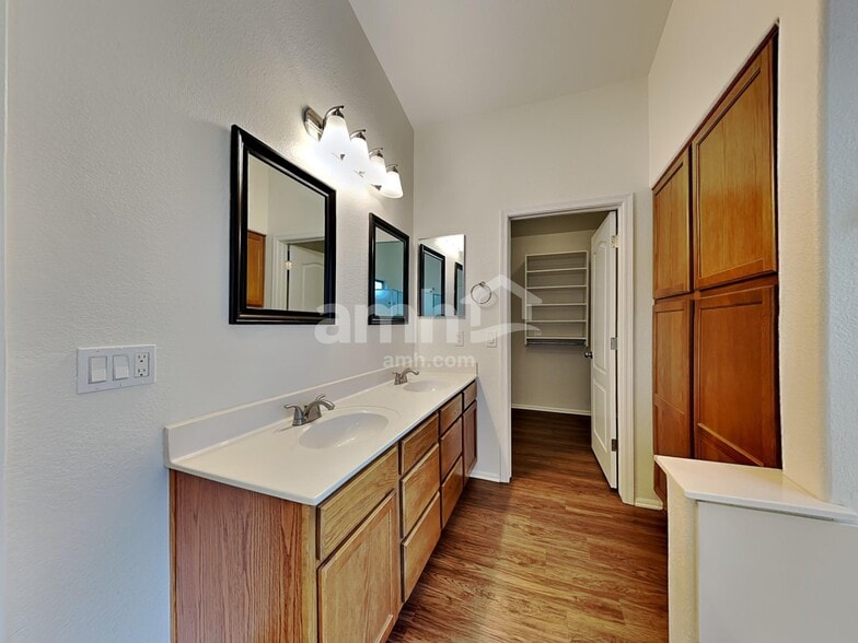 Building Photo - 15848 W Linden St