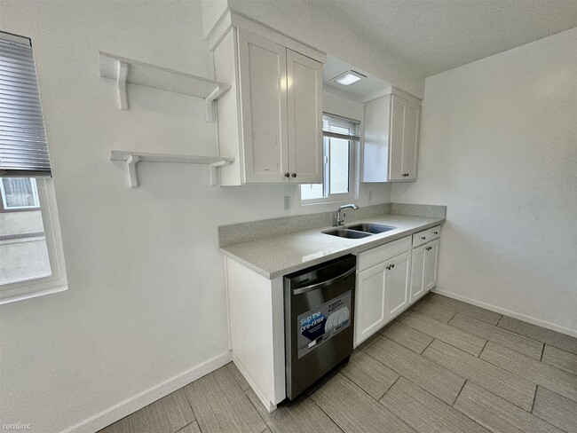 Building Photo - 2 br, 2 bath Triplex - 906 Harkness Lane C