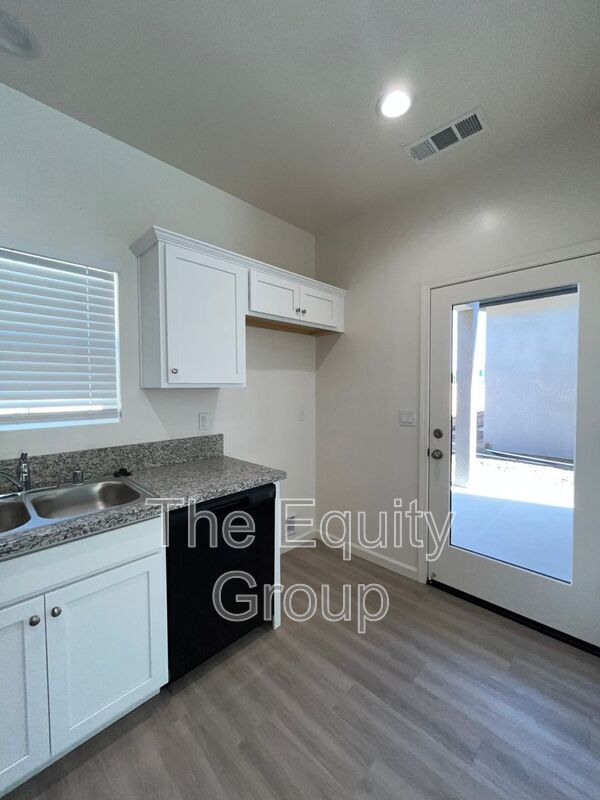 Building Photo - 4116 E Kaweah Ave