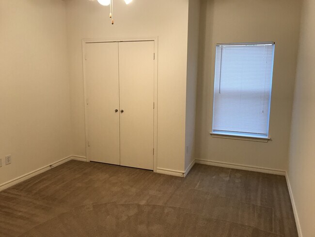 Building Photo - Duplex