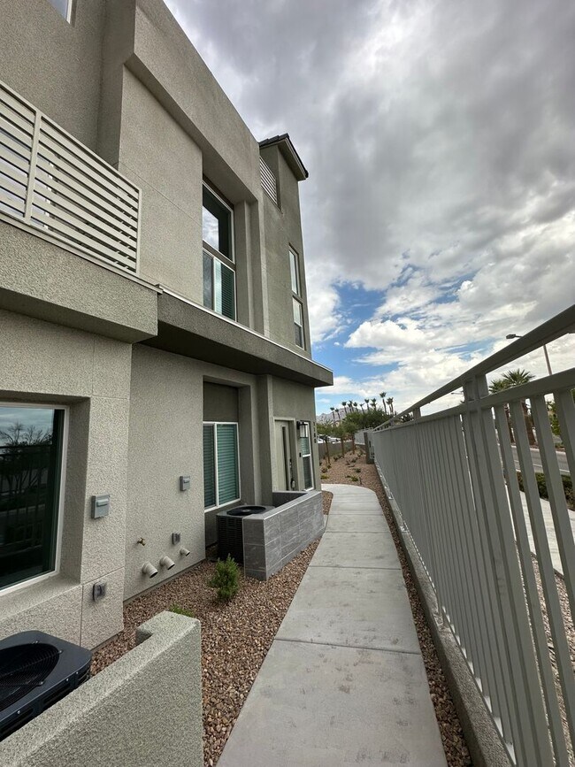 Building Photo - Experience Modern Elegance in this Summerl...