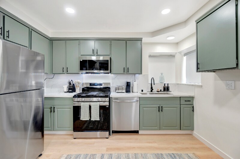 Building Photo - 1676 W Orangewood Ave