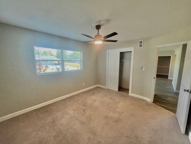 Building Photo - 3 Bed, 2 Bath DeBary Home with Modern Upda...