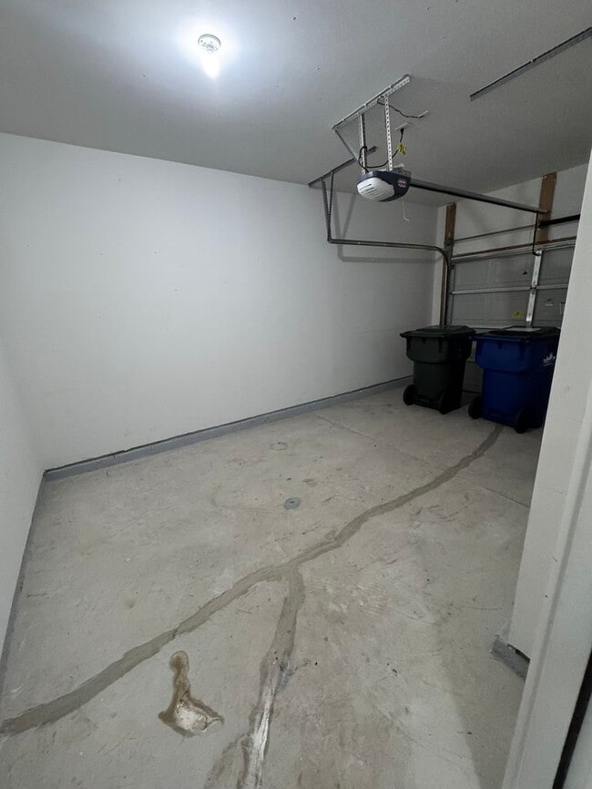 Building Photo - MOVE IN READY! 3 Bed 2.5 Bath Town Home