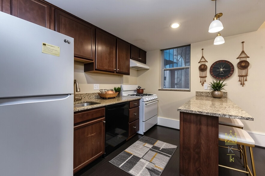 Building Photo - 1090 Beacon St