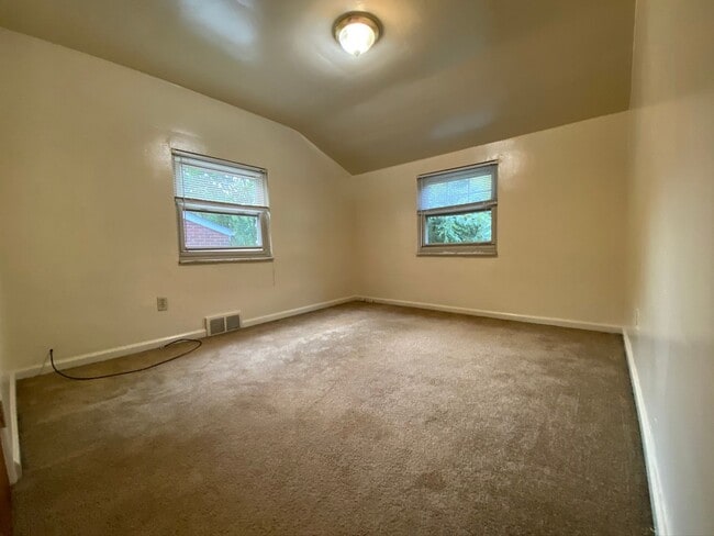 Building Photo - Gorgeous 3 Bedroom Duplex in Castle Shanno...
