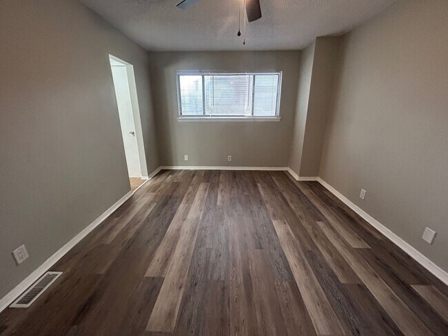 Building Photo - 240 Jamil Rd