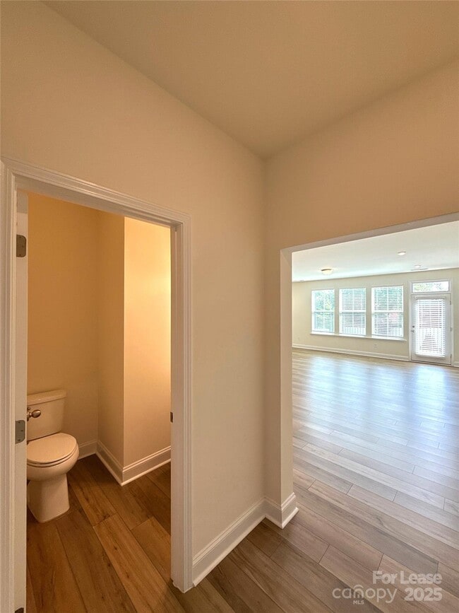 Building Photo - 6032 Mariemont Cir