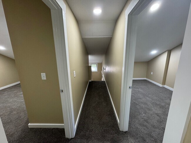 Building Photo - 5 Bedroom Rental in Moline