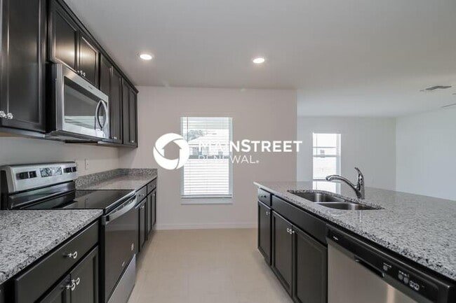 Building Photo - 5 Bedroom Pet-Friendly Home in Mascotte, FL with Main Street Renewal