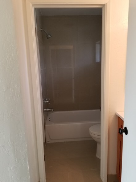 Upstairs Bath - 216 The Cir