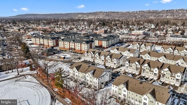 Building Photo - 228 Park Ln