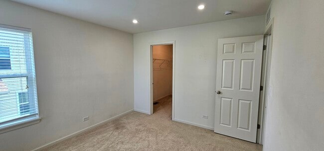 Building Photo - 481 Silver Charm Dr