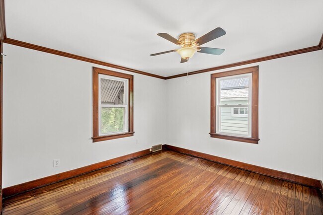 Building Photo - AVAILABLE MAY 1ST! GORGEOUS 3 BEDROOM IN CARNEGIE!!