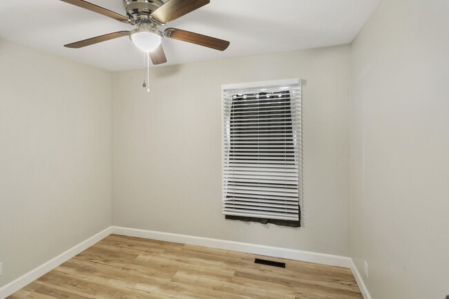 Building Photo - 215 E Maxon Ln