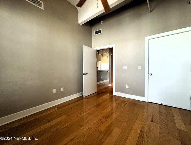 Building Photo - 1661 Riverside Ave