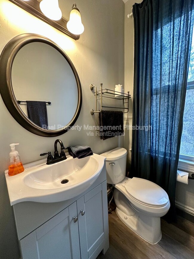 Building Photo - 320 Greenfield Ave