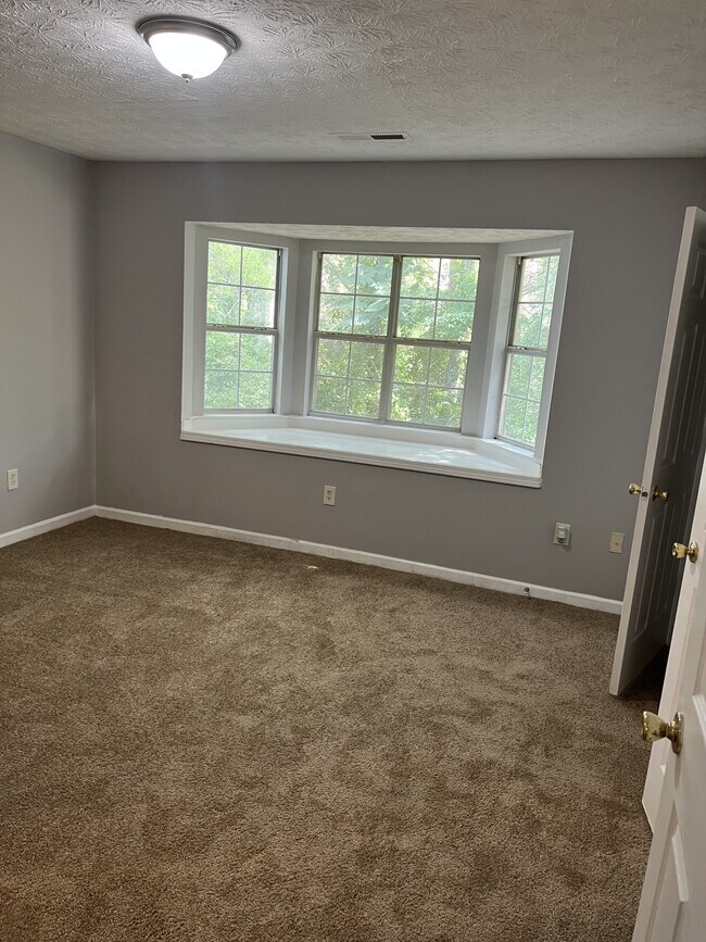 Building Photo - 5914 Dogwood Manor