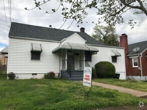 Building Photo - Adorable House on Park Place