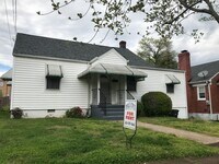 Building Photo - Adorable House on Park Place