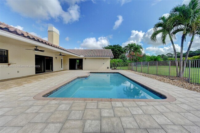 Building Photo - 7120 Hialeah Ln