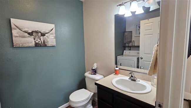 Building Photo - Recently Updated 3 BR/ 1.5 BA in Central M...