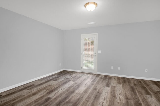Building Photo - Updated 2BR/2.5BA Townhome