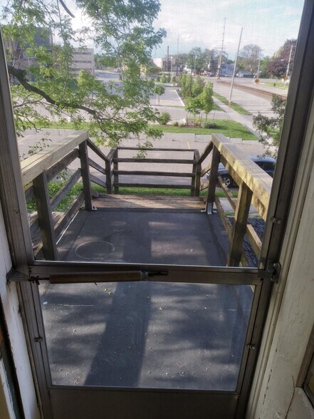 Building Photo - 420 Waugoo Ave