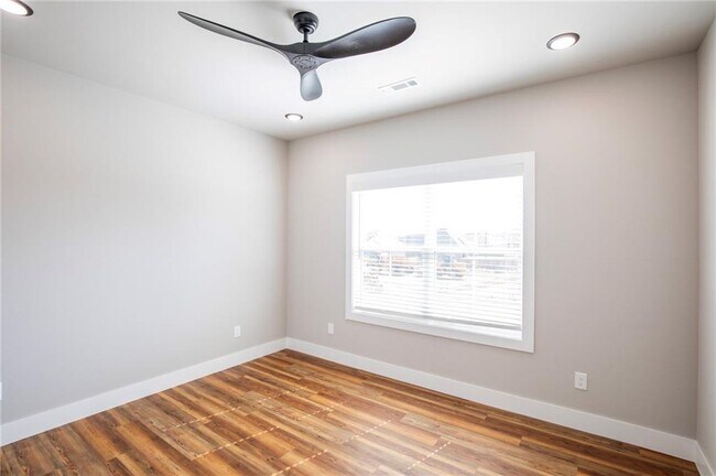 Building Photo - 907 Seaborn Way
