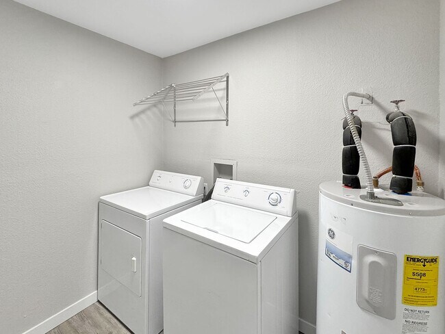 Building Photo - 7053-7055 W Ustick Rd