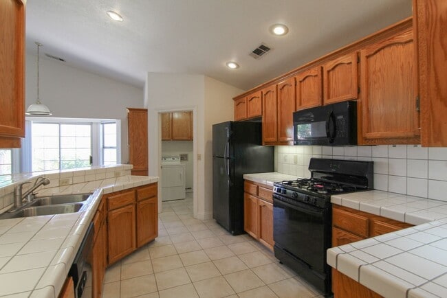 Building Photo - 3 Bedroom Home in Country Heights