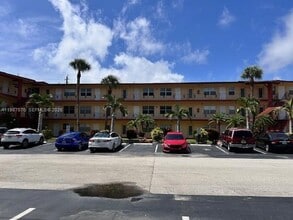 Building Photo - 5050 Bayview Dr