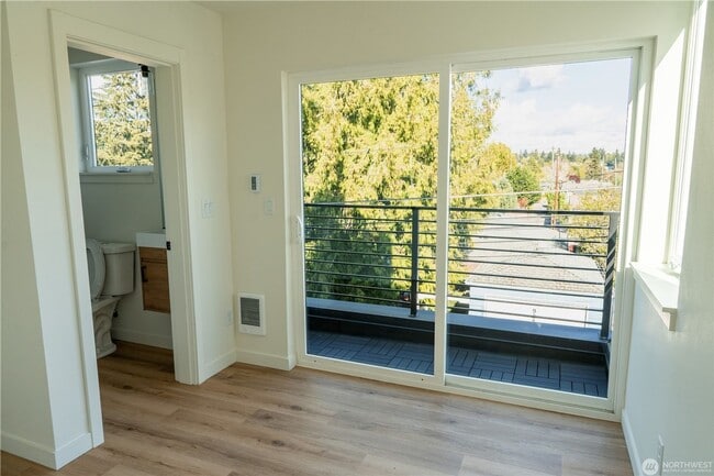 Building Photo - 2Bd/1.75Ba Seattle Townhome