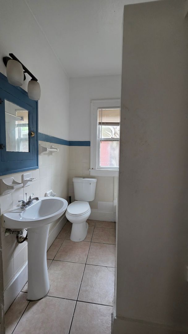 Building Photo - 2 Bedroom 1 Bath Cottage