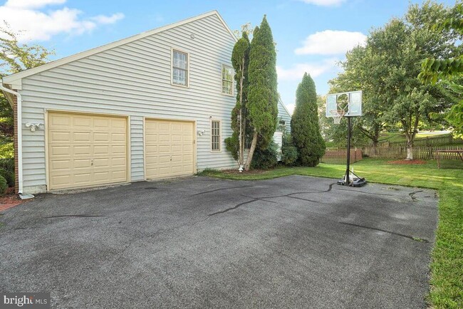 Building Photo - 6430 Bellevue Pl