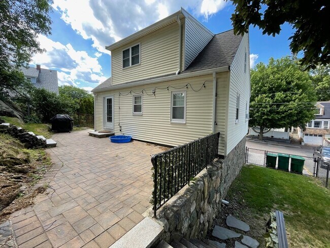Building Photo - 20 Oak Rd