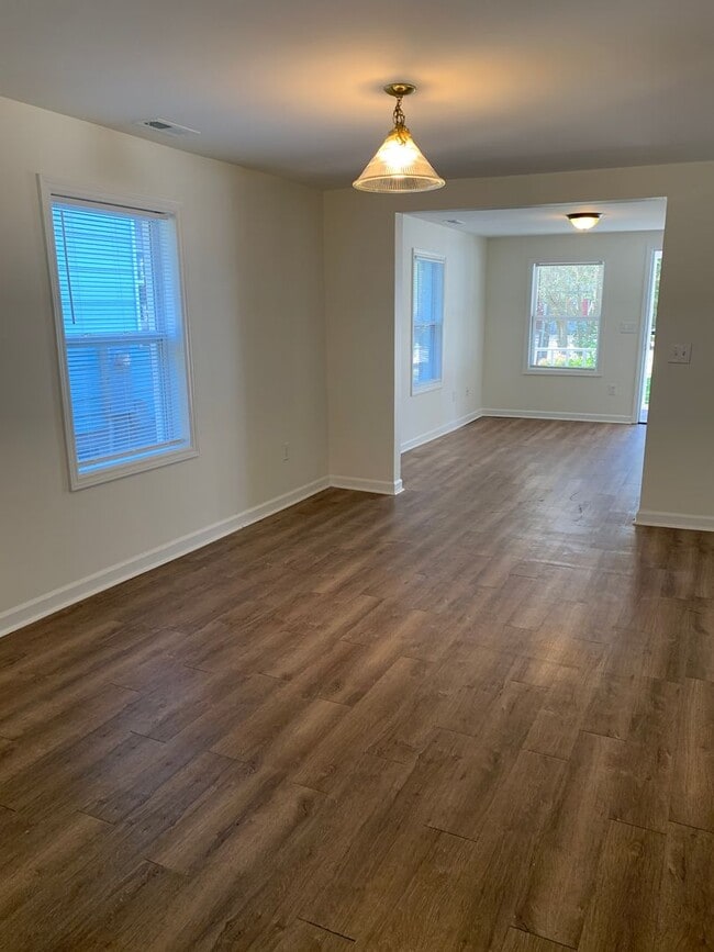 Building Photo - $500 OFF 1ST MONTH'S RENT! 3 Bedroom, 1 Bath house on Hillsdale Drive