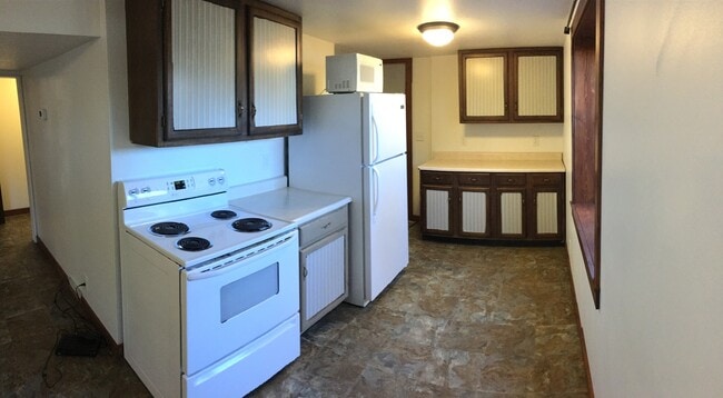 Building Photo - Two blocks from campus Utilities included