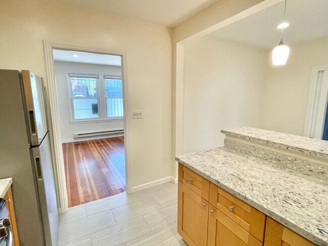 Building Photo - 1BR/1BA Remodeled Garden Unit! Charm Galor...